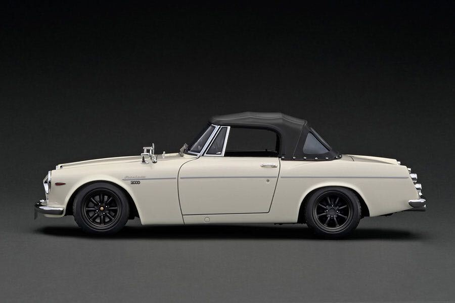 【限定70台】IG2708 1/18 ignition model DATSUN Fairlady 2000 (SR311) White With Engine イグニッションモデル ダットサン フェレディの画像4