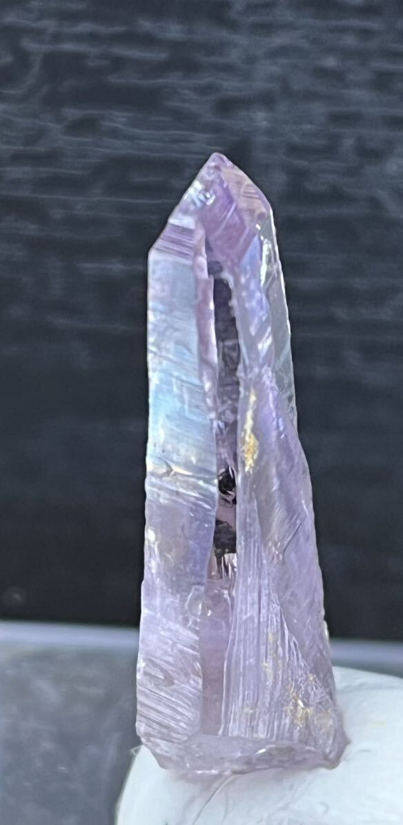 雨塚山産　紫水晶結晶　平板型結晶　トップが線の特殊結晶　色は濃く透明感あり　34×13×7(mm)
