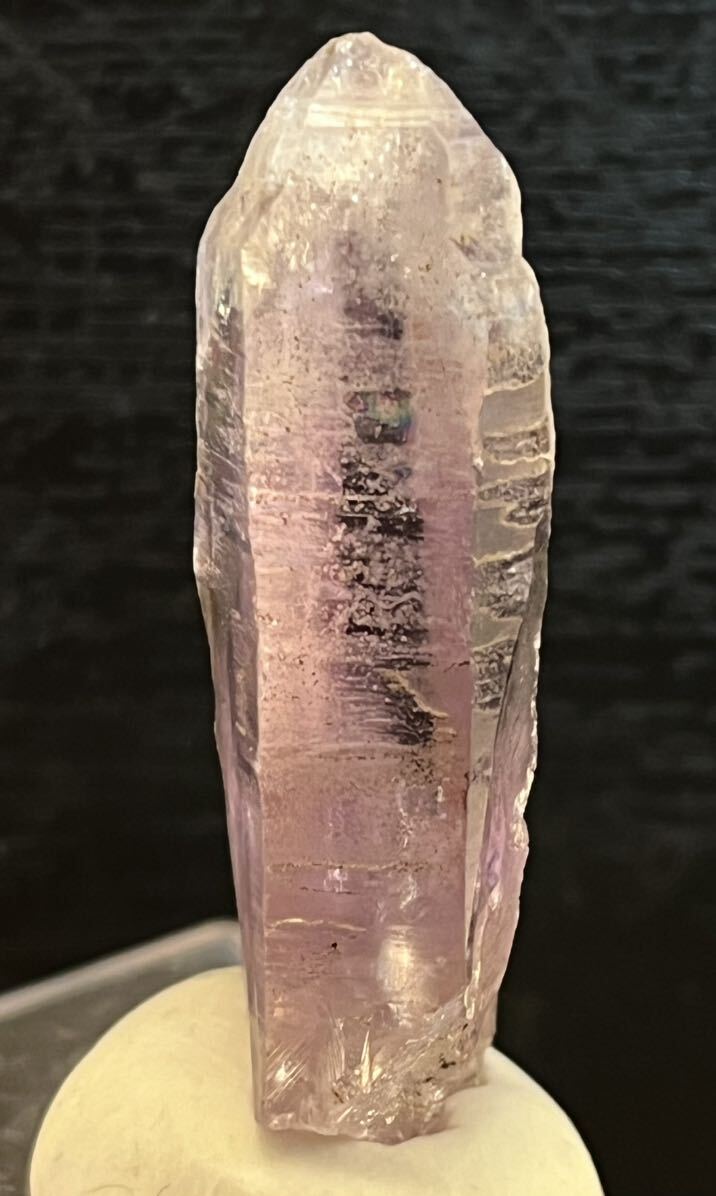 雨塚山産 紫水晶結晶 大サイズ 濃紫色 トップに傷有 透明度高 条線照り顕著 50×18×12(mm)の画像3