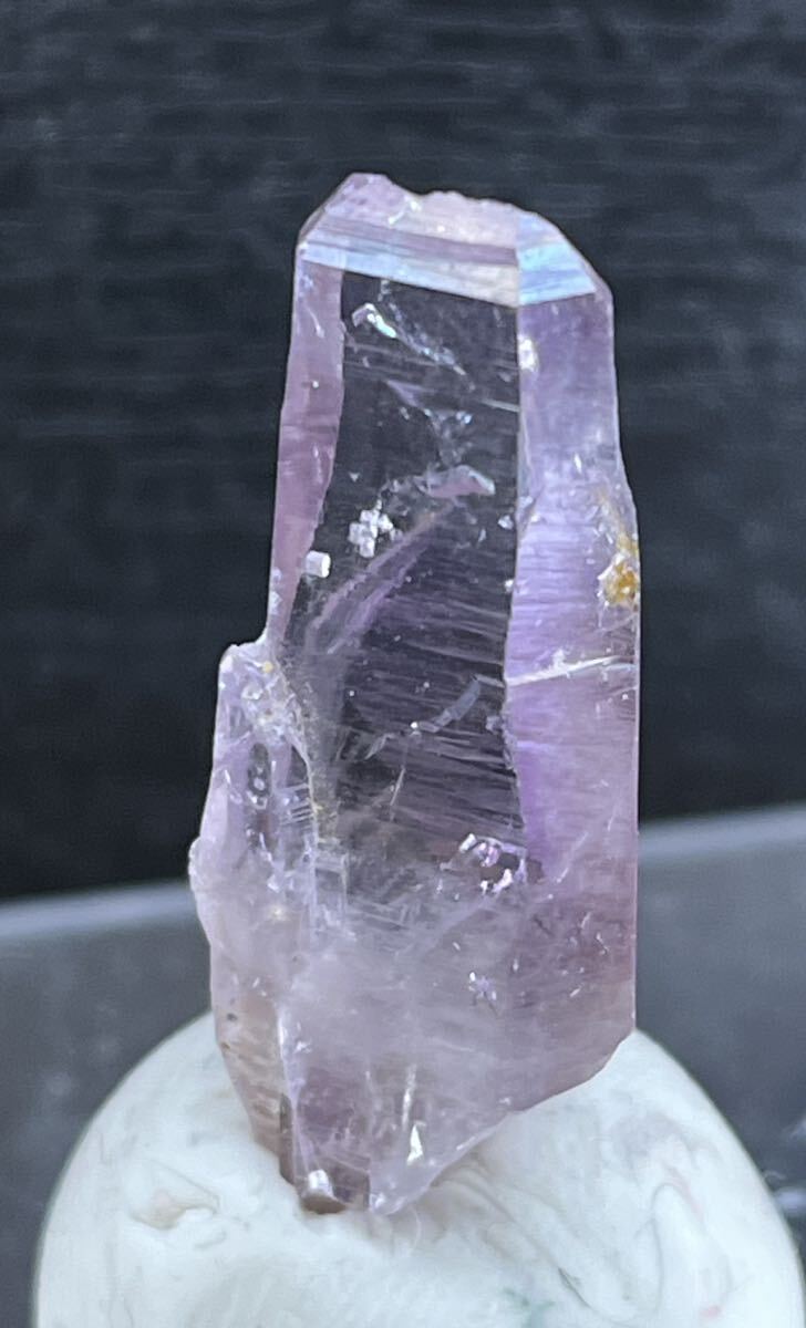雨塚山産　紫水晶結晶　平板型結晶　トップが線の特殊結晶　色は濃く透明感あり　34×13×7(mm)