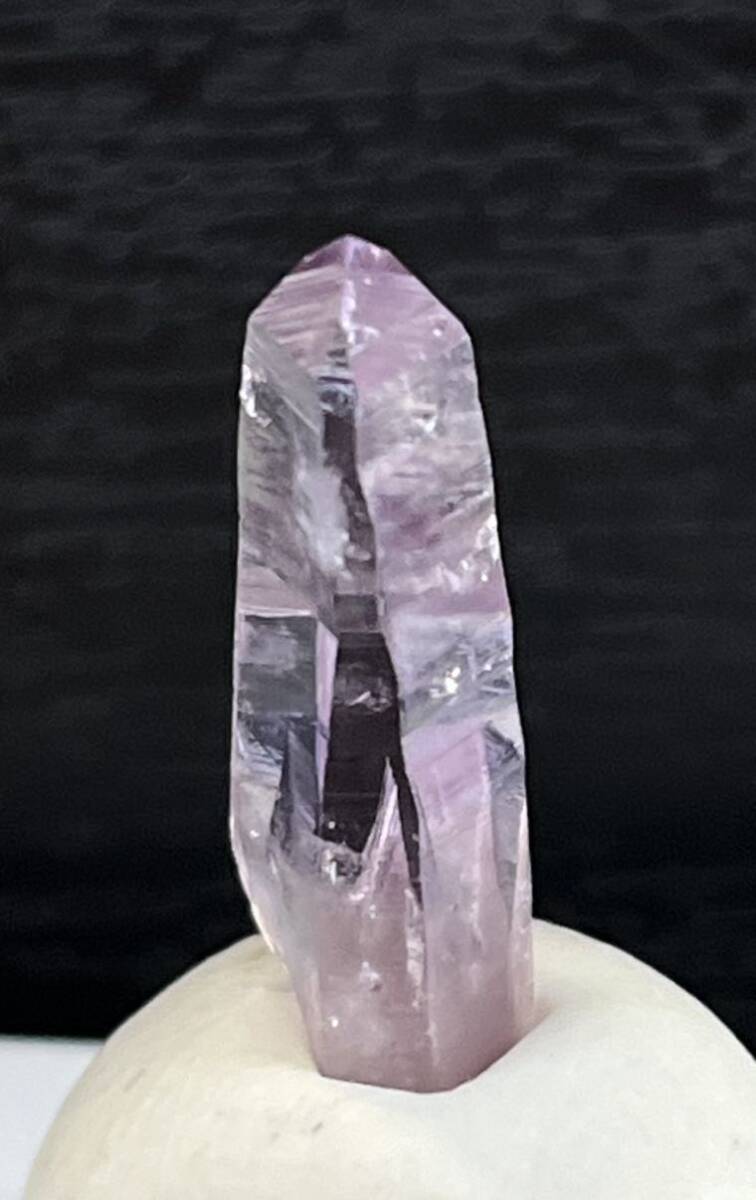 雨塚山産　紫水晶結晶　美結晶　濃紫色　透明度抜群　トップが綺麗　27×8×7(mm)_画像4