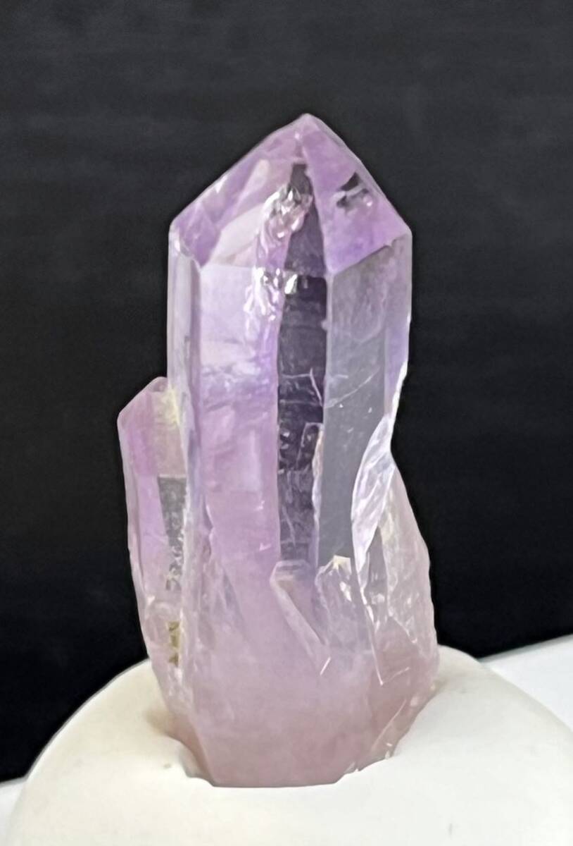 雨塚山産　紫水晶結晶　濃紫色　柱面に剥離痕　条線照り顕著　透明度高　美結晶　25×8×7(mm)_画像10