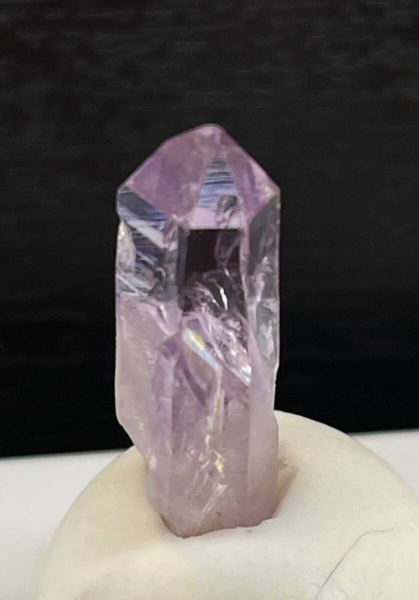 雨塚山産　紫水晶結晶　濃紫色　柱面に剥離痕　条線照り顕著　透明度高　美結晶　25×8×7(mm)_画像5