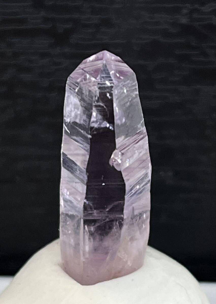 雨塚山産　紫水晶結晶　美結晶　濃紫色　透明度抜群　トップが綺麗　27×8×7(mm)