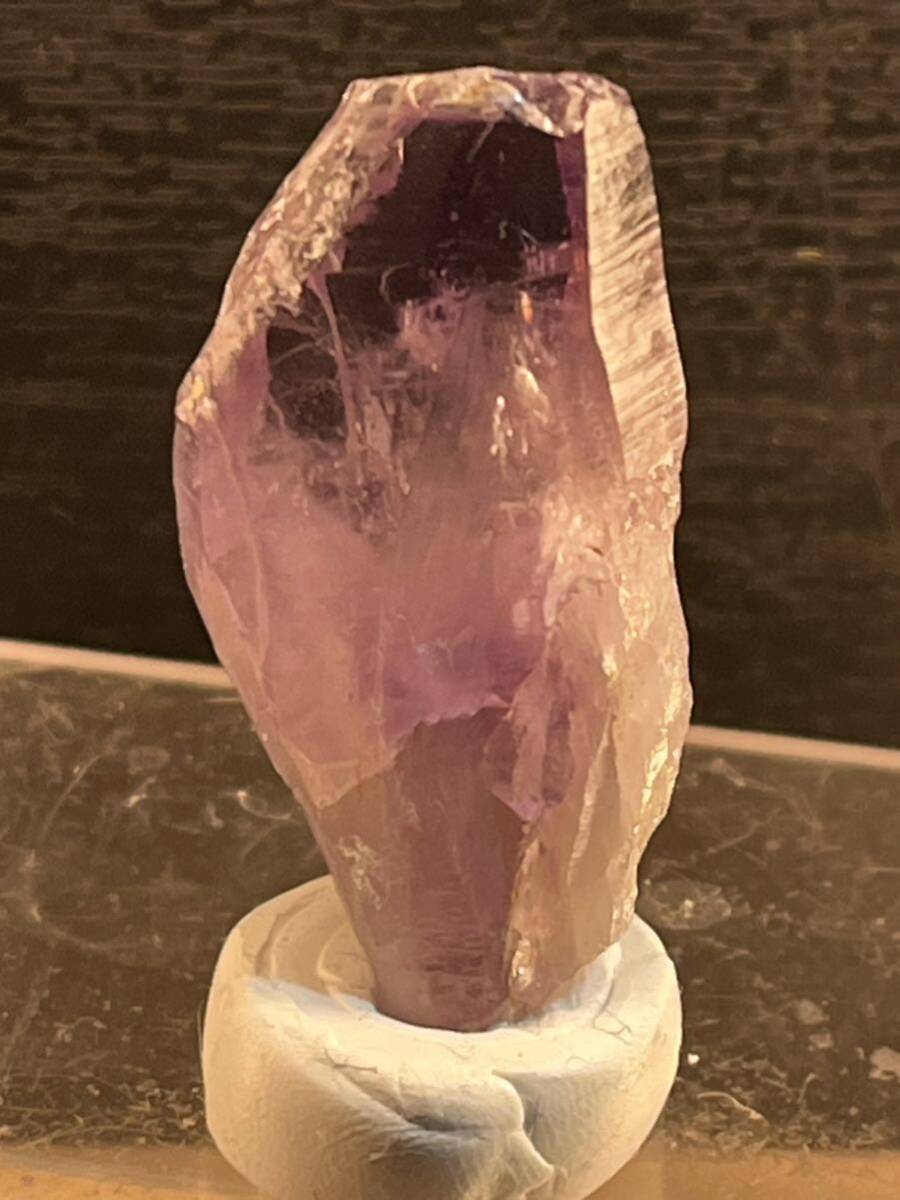 雨塚山産の紫水晶結晶です。大きくトップ柱面に剥離痕有 美濃紫色 透明度高 44×22×12(mm)の画像7