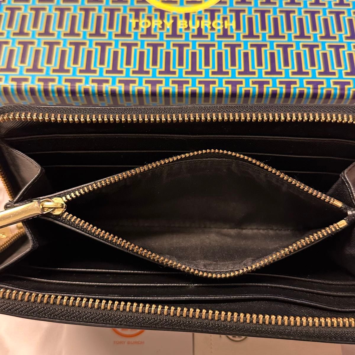 新品同様！ トリーバーチ TORY BURCH 財布 長財布 ラウンドファスナー