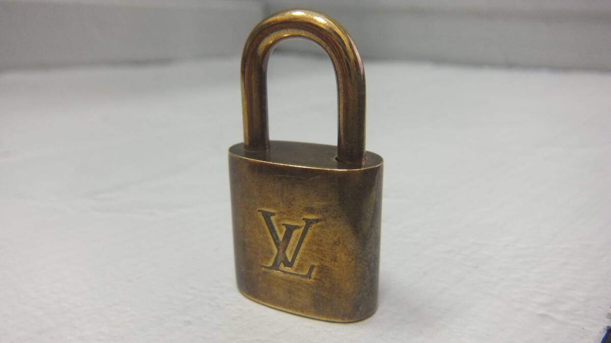 1035 Louis Vuitton ルイヴィトン カデナ 南京錠 鍵 キー_画像1