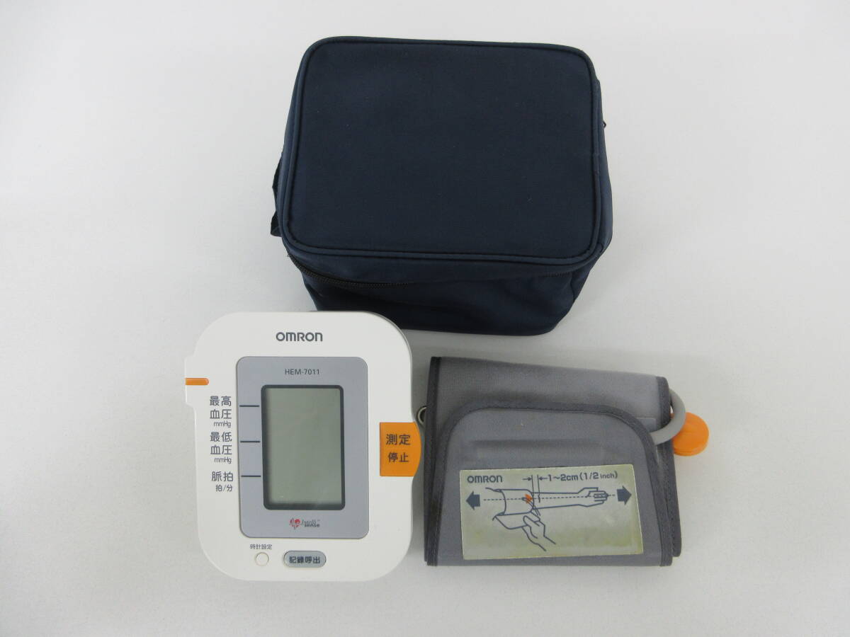 中古 OMRON 自動血圧計 オムロン 上腕式血圧計 HEM-7011 ※通電のみ確認 ／Oの画像1