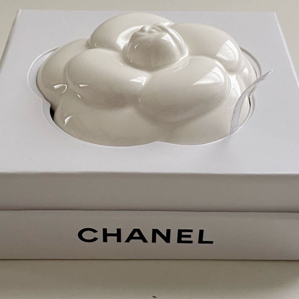 B4D619◆新古品◆ シャネル CHANEL セラミック ホワイト色 カメリア ペーパーウェイト アロマプレート インテリア _画像3