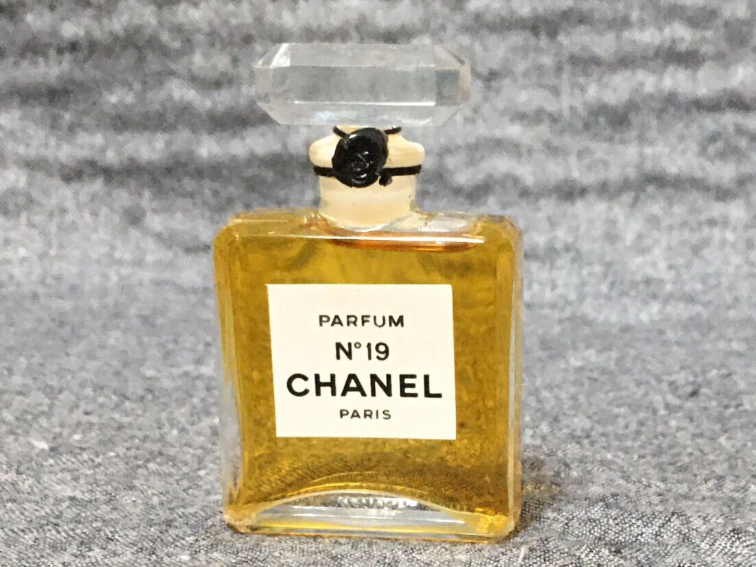 G4D258◆新古品◆ シャネル CHANEL NO19 パルファム ミニ香水 14mlの画像1