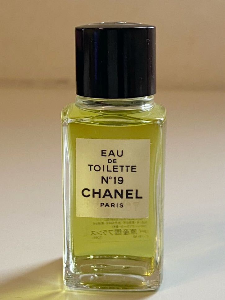 B4C744* as good as new * Chanel CHANEL NO19o-dutowa let EDT perfume 19ml