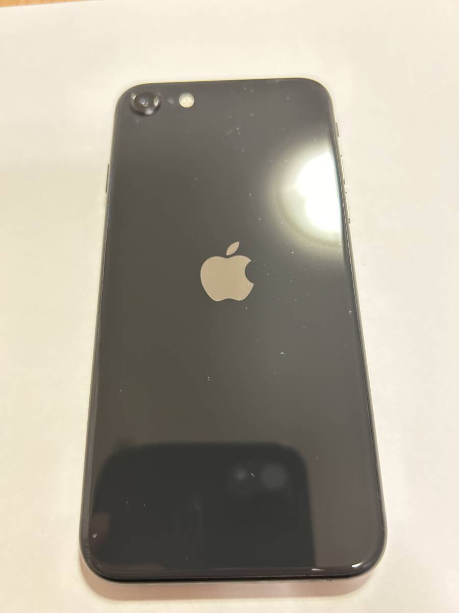 Apple iPhoneSE 128GB (第2世代) Blackブラック MHGT3J/A バッテリ82% ドコモ SIMロック解除済みの画像3