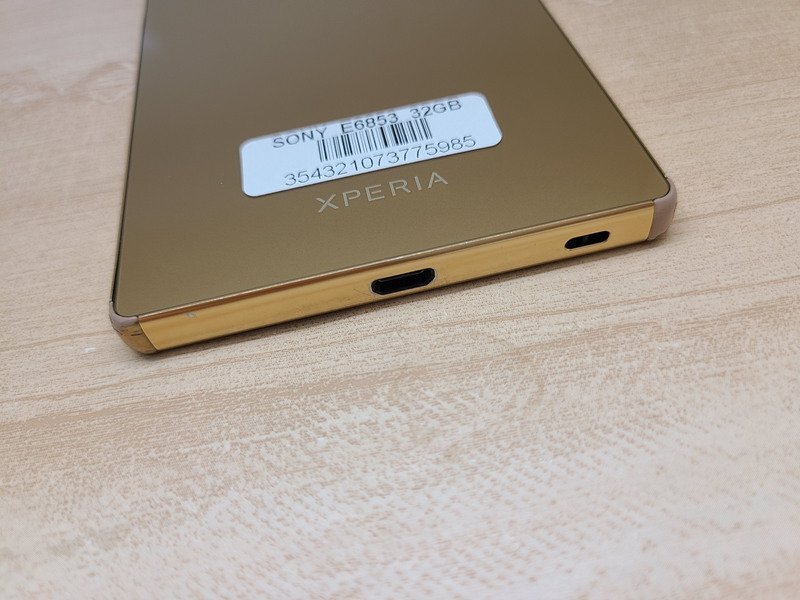 SIMフリー Xperia Z5 Premium E6853 32GB 訳あり品 充電ケーブル付_画像3