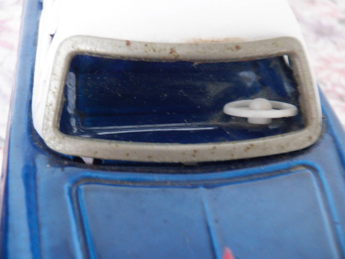 D4『昭和レトロ！　ブリキの自動車～ブルー＆ホワイト　ヴィンテージ　中国製～全長１６ｃｍ』～箱なし　長期保管品につき傷みあり_画像6