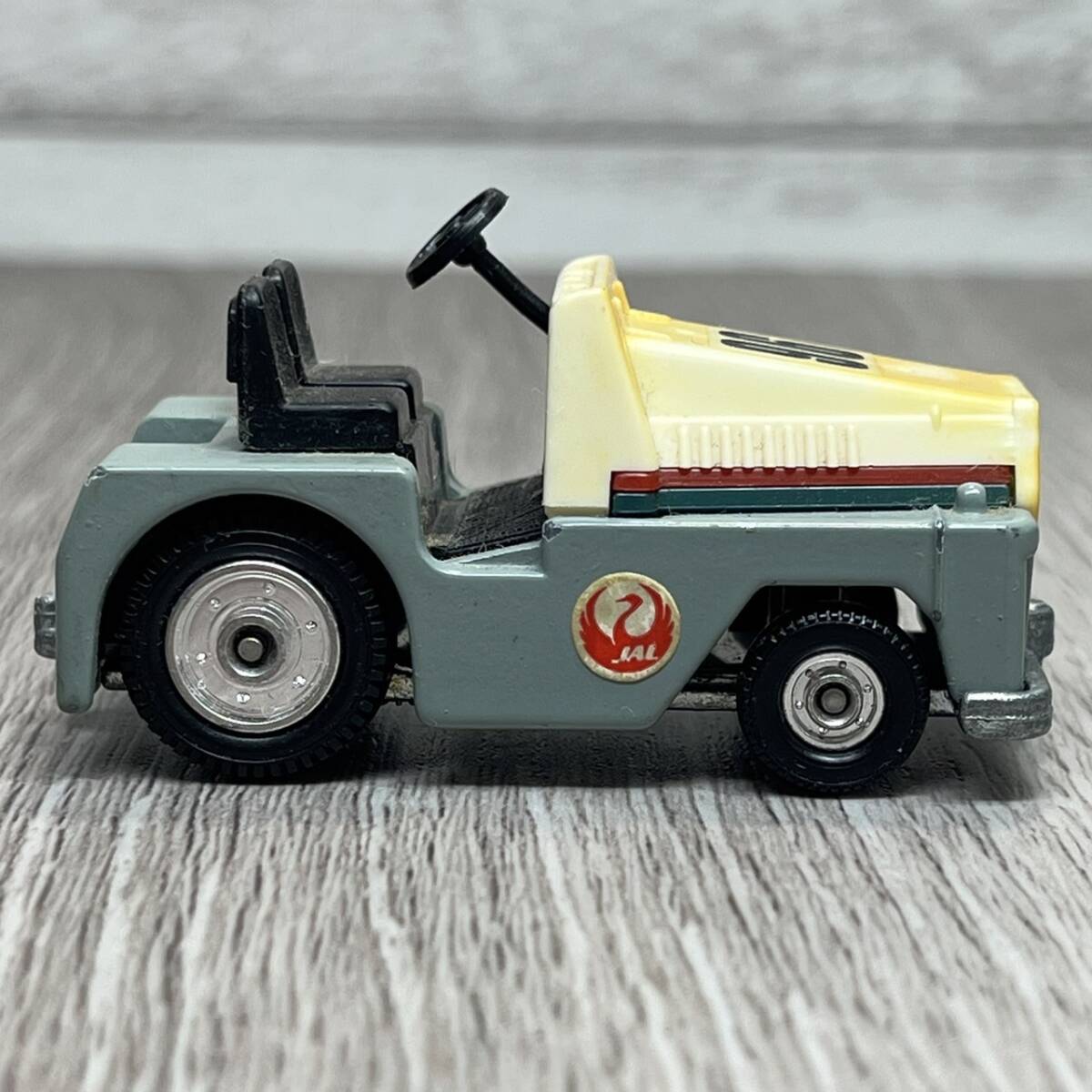 ▼●【YH-8408】中古品 TAKARA TOMY TOMICA No.96 TOWINGTRACTOR タカラトミー トミカ 日本航空コンテナー牽引車 箱なし【レタパ可】_画像3