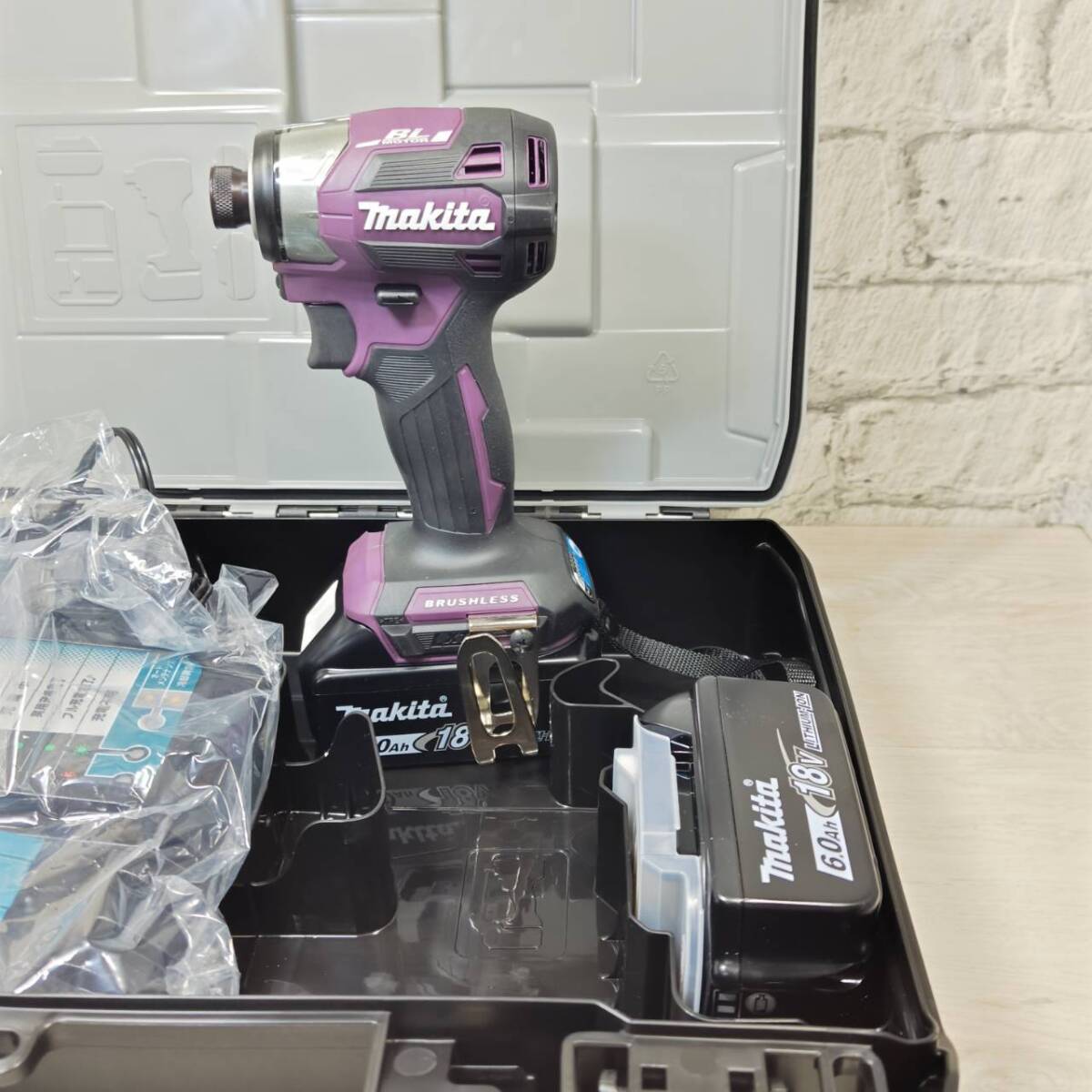 【YH-8763】中古美品 Makita マキタ TD173DXAP 充電式インパクトドライバ 18V 6.0Ah 本体・充電器・純正バッテリー2個 の画像2