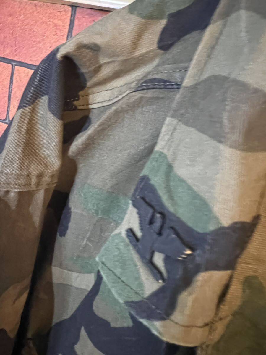 ミリタリージャケット カモ柄 米軍実物 ARMY ウッドランド 迷彩 アメリカ製 ビンテージ XL ビックサイズ アメリカ古着 ピンバッジ付きの画像4