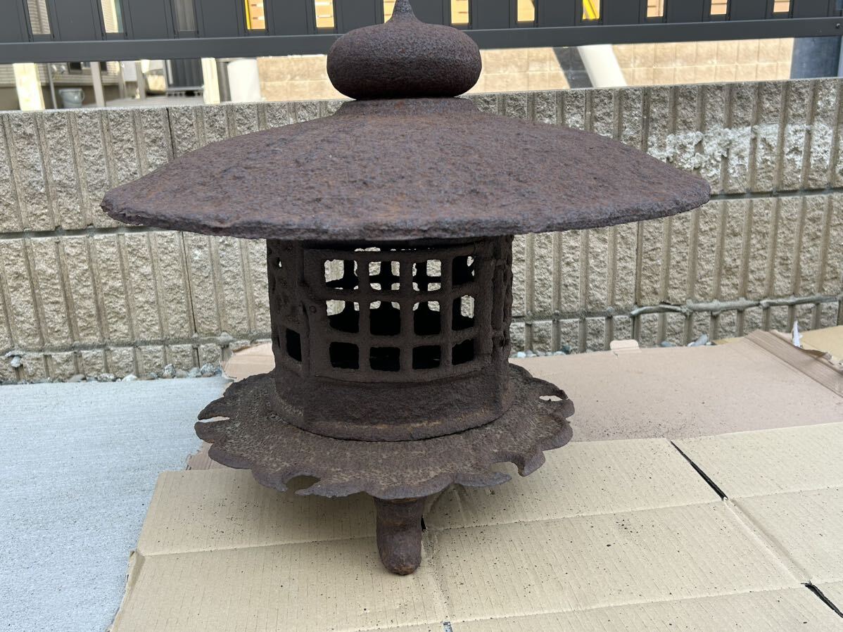古い鉄製の灯籠