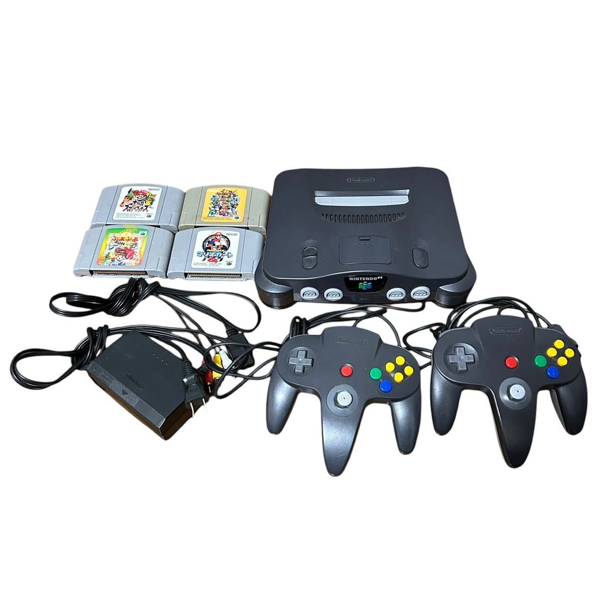 【ギ0423-90】Nintendo 任天堂 64 本体 コントローラー カセット コードあり ブラック セットまとめ売り 取扱説明書なし 通電確認済みの画像1
