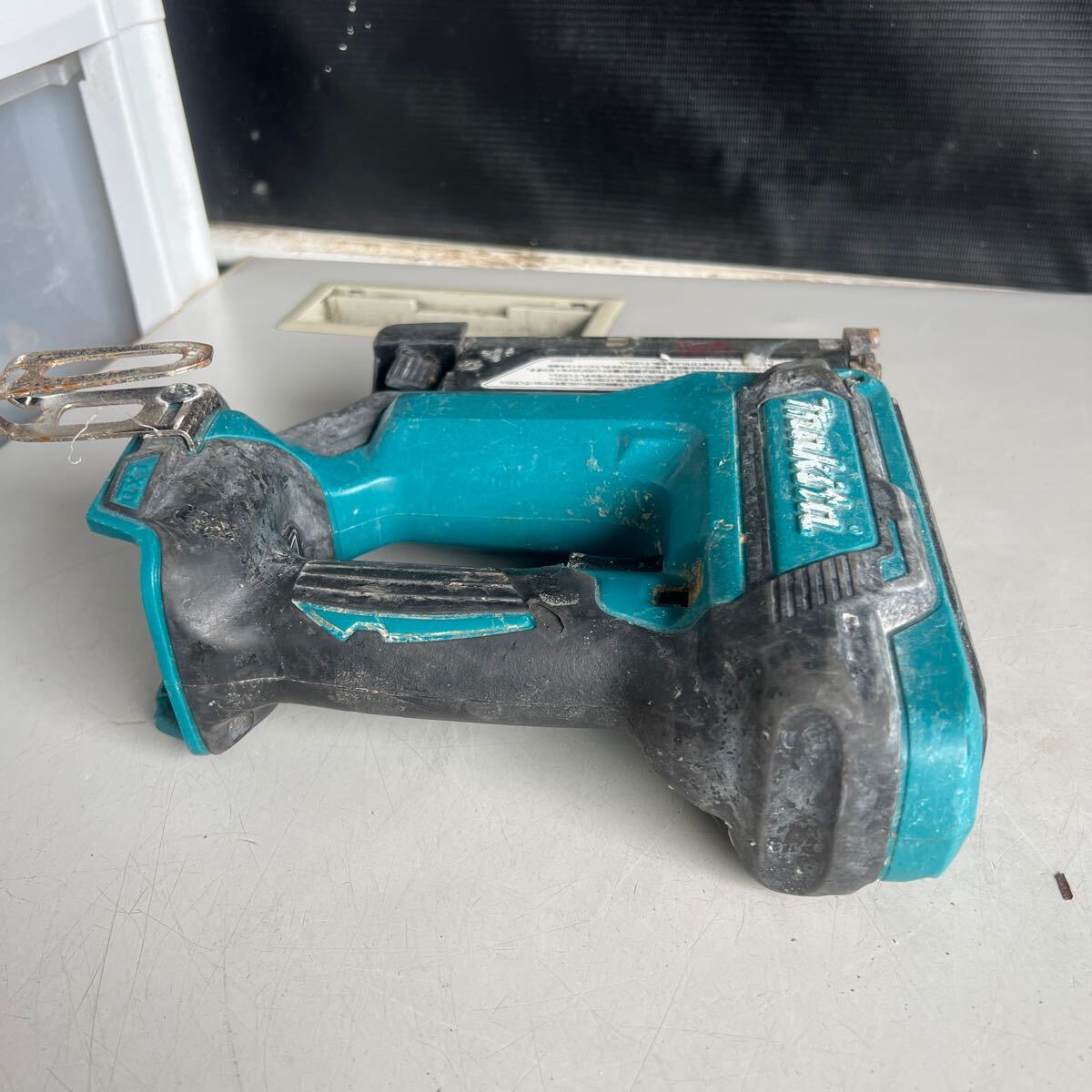 E69 60サイズ発送　中古　現状品　マキタ makita 充電式ピンタッカ 14.4V 本体のみ PT352D 電動工具 　動作未確認_画像4