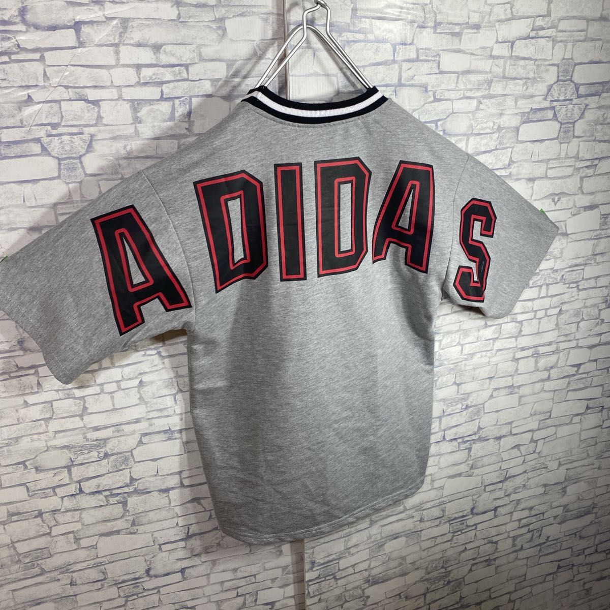 adidas アディダス　センター刺繍ロゴ　アーチバックロゴ　リンガーネック　半袖Tシャツ　 Mサイズ　古着　トレフォイルロゴ