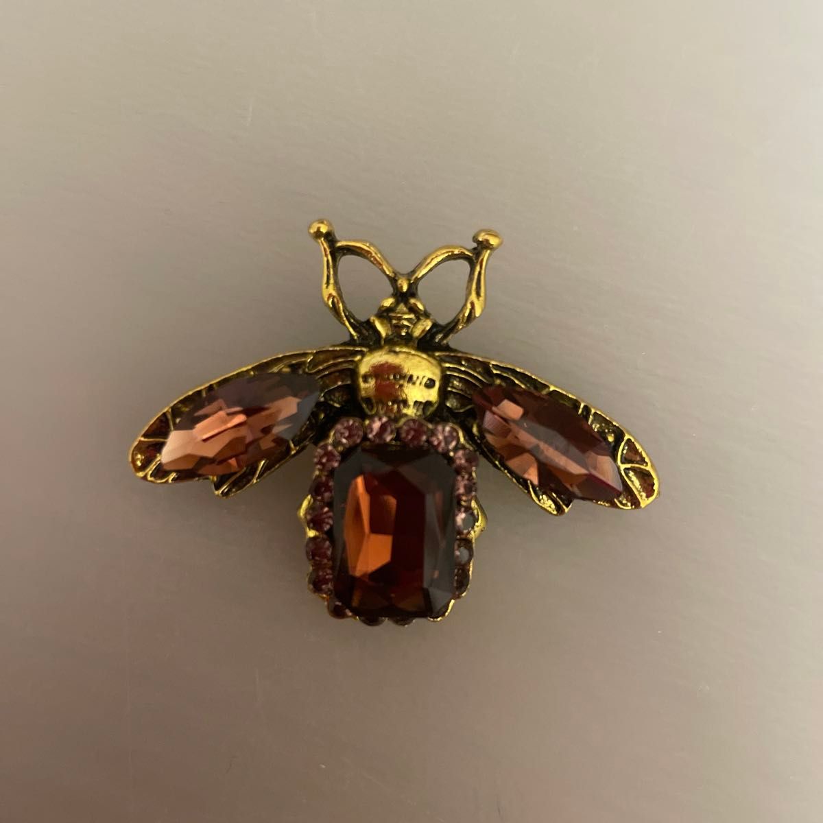 ハチ　蜂　虫　昆虫　ブローチ ラインストーン アンティーク調 ヴィンテージ アクセサリー　キラキラ