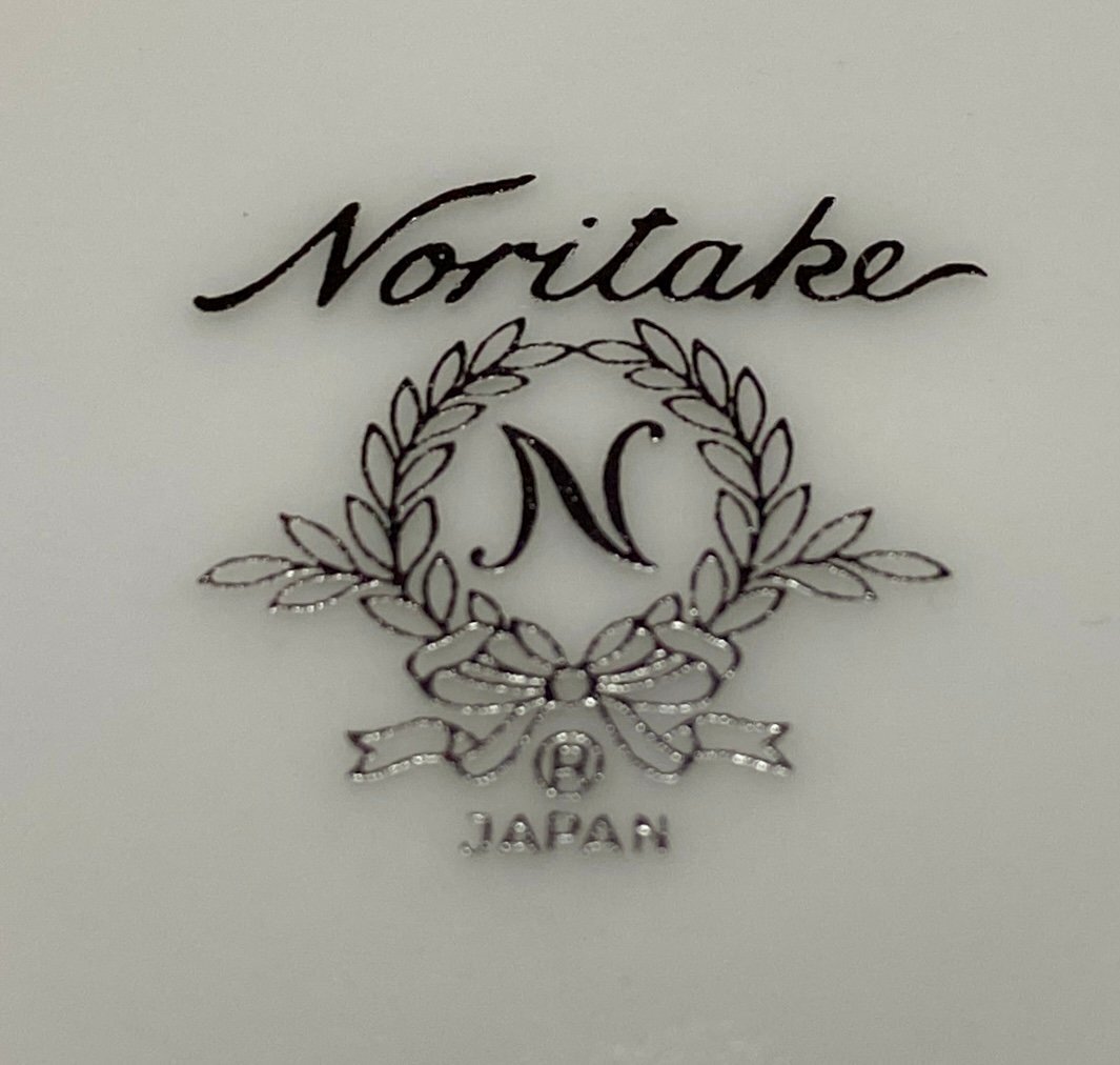 新品同様 ほぼ未使用 Noritake ノリタケ ディープボウル 大皿 大鉢 ホワイト 白 約24.5cm 金彩 模様 柄_画像4