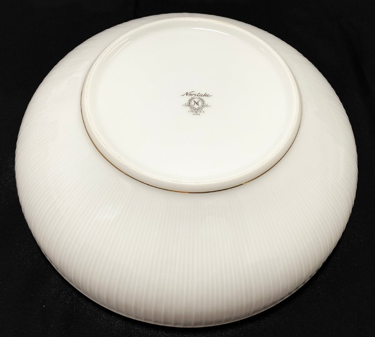 新品同様 ほぼ未使用 Noritake ノリタケ ディープボウル 大皿 大鉢 ホワイト 白 約24.5cm 金彩 模様 柄_画像3