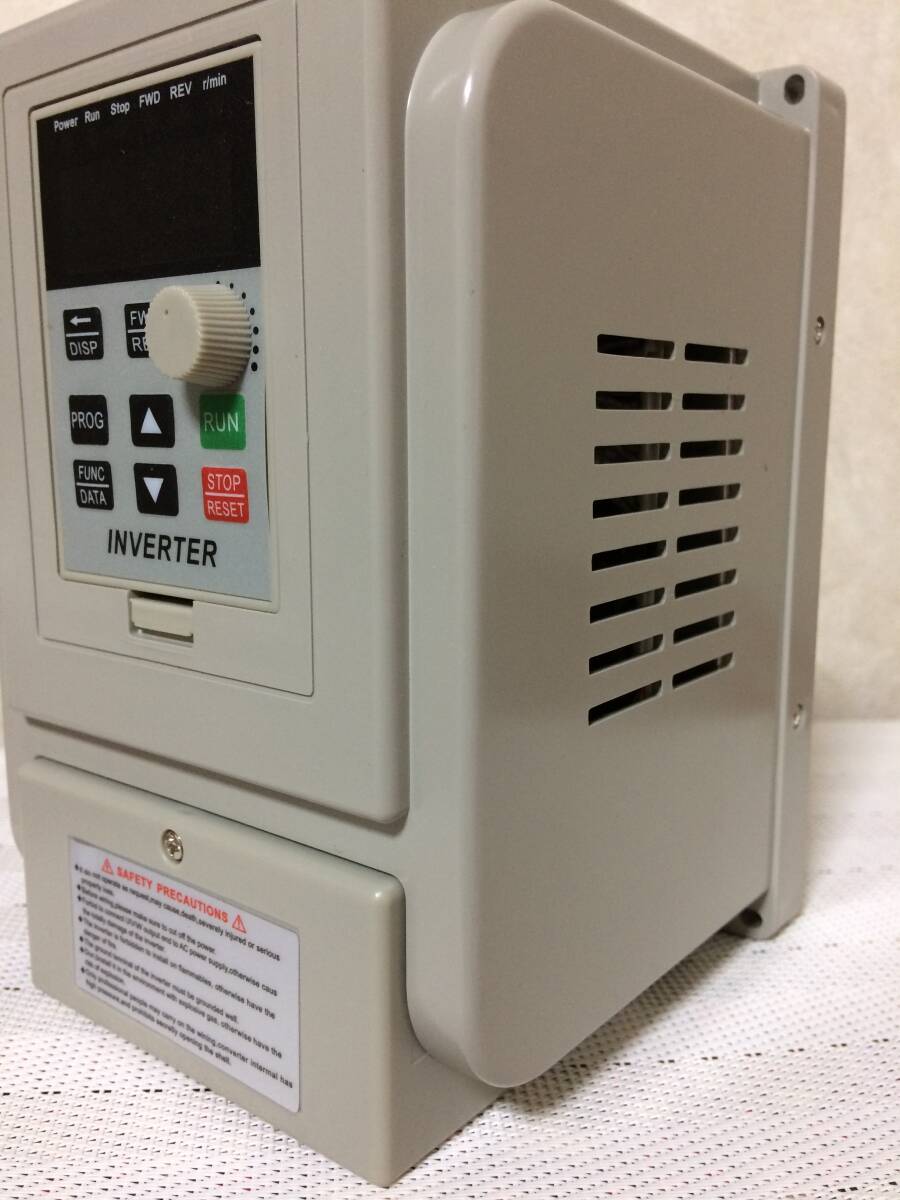 送料無料★ジャンク★AT1-2200X★インバーター モータ速度制御周波数 2.2KW単相VFD調整可能な可変周波数駆動コンバータの画像3