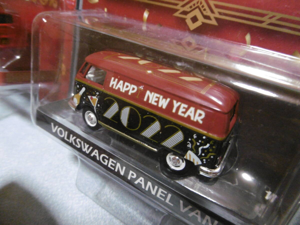 未開封未使用品 GREENLiGHT グリーンライト YEAR OF THE OX VOLKSWAGEN PANEL VAN & HAPPY NEW YEAR 2022 VOLKSWAGEN PANEL BUS 2台組の画像7