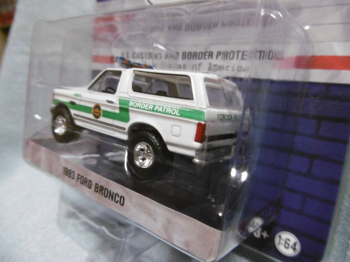 未開封未使用品 GREENLiGHT グリーンライト HOT PURSUIT 1993 FORD BRONCO & 1995 FORD BRONCO 2台組の画像5