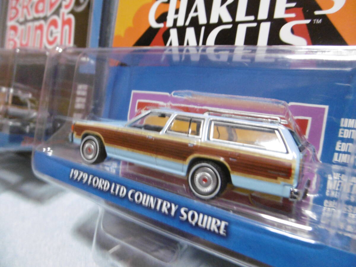 未開封未使用品 グリーンライト THE BRADY BUNCH 1969 PLYMOUTH Satellite Wagon & CHARLIE'S ANGELS 1979 FORD LTD COUNTRY SQUIRE 2台組の画像7