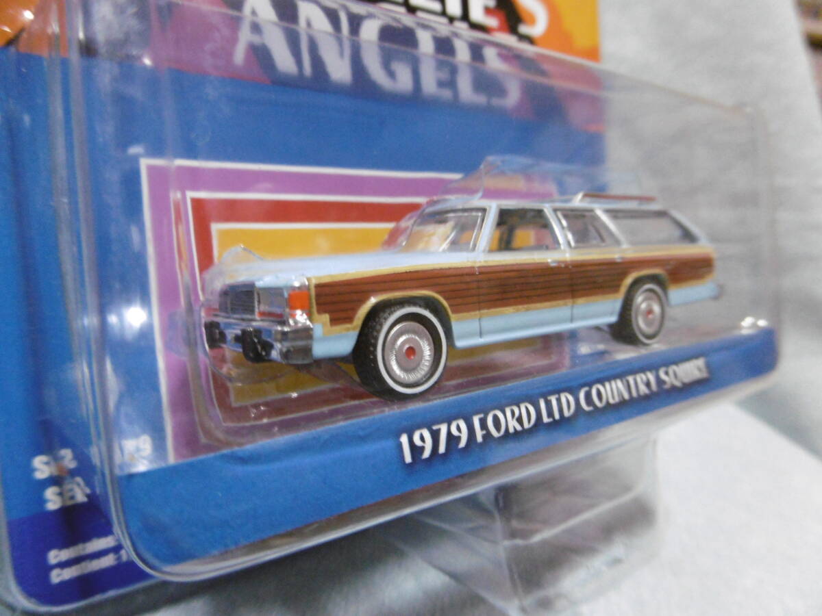 未開封未使用品 グリーンライト THE BRADY BUNCH 1969 PLYMOUTH Satellite Wagon & CHARLIE'S ANGELS 1979 FORD LTD COUNTRY SQUIRE 2台組の画像6