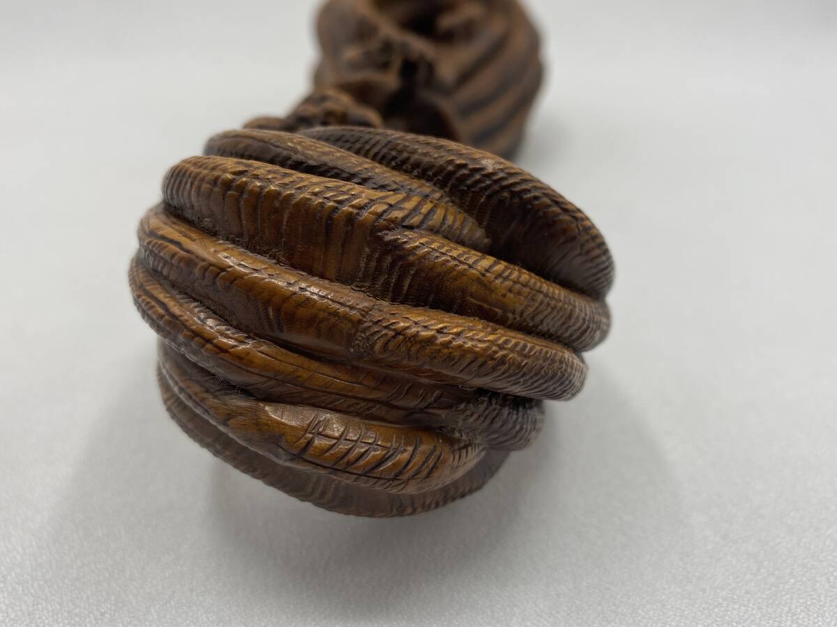 黄楊木 ゴムロープの上のアリ 木彫り 置物_画像3