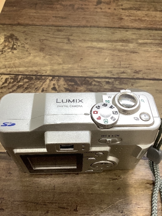 E2h Panasonic DMC-LC33 LUMIX デジカメ 通電動作未確認のジャンク品 現状品_画像4