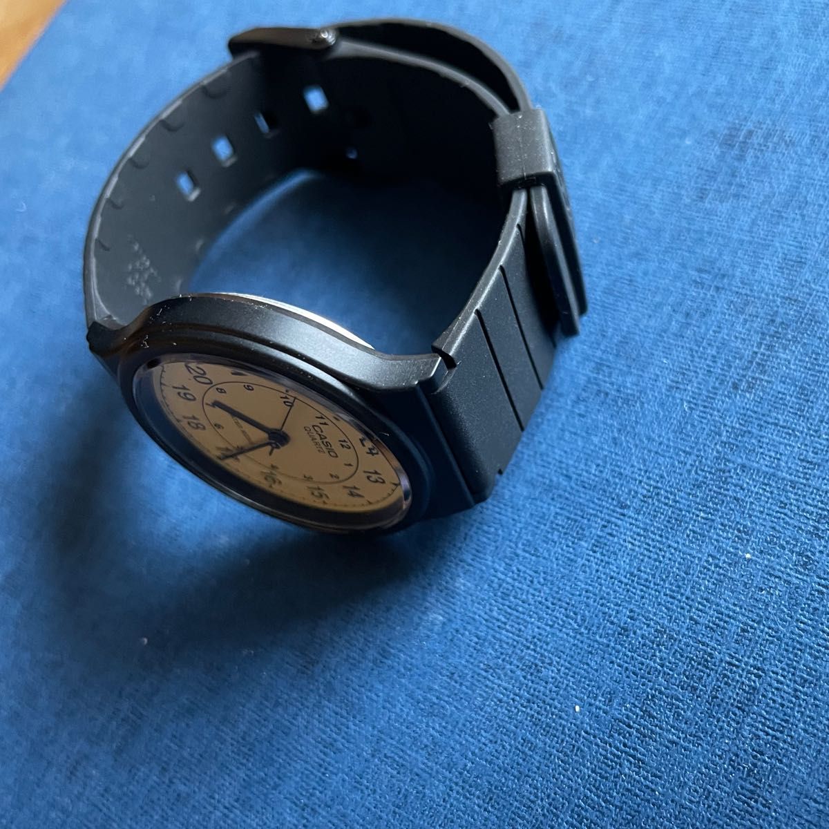 カシオ　アナログ腕時計　シンプル機能　ユニークデザイン　海外輸入モデル CASIO