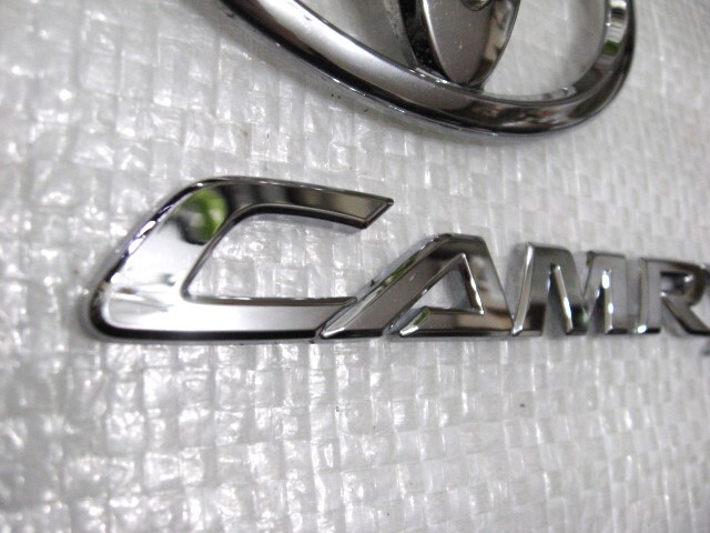 ★希少 カムリ トヨタ CAMRY ACV40? AVV50? ロゴ Tマーク 型式不明 シルバーエンブレム 2点 旧車 中古_画像5