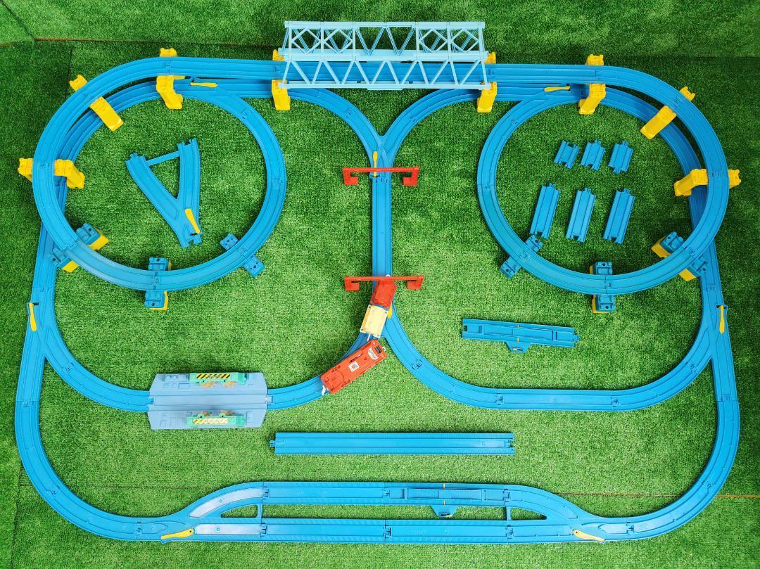 プラレール レイアウト 大きな鉄橋 洗車場 架線柱 車両 レール セット 洗浄済_画像1