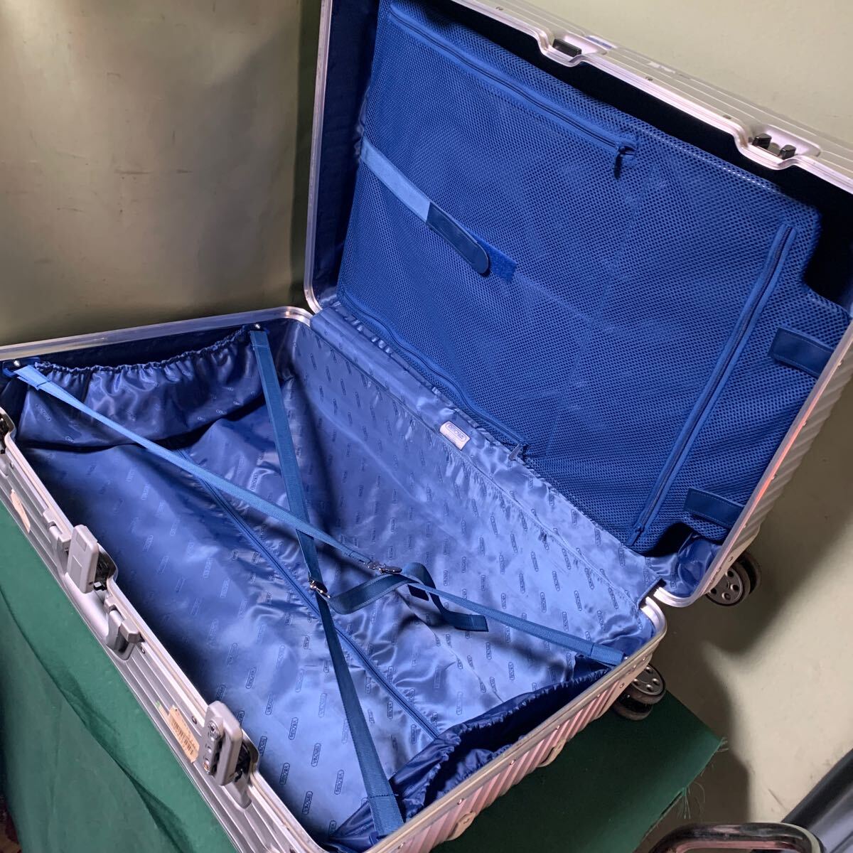 RIMOWA リモワ スーツケース アルミ シルバー 内径は75×52×25cm GERMANY製中古　キズと傷いあり現状品_画像4