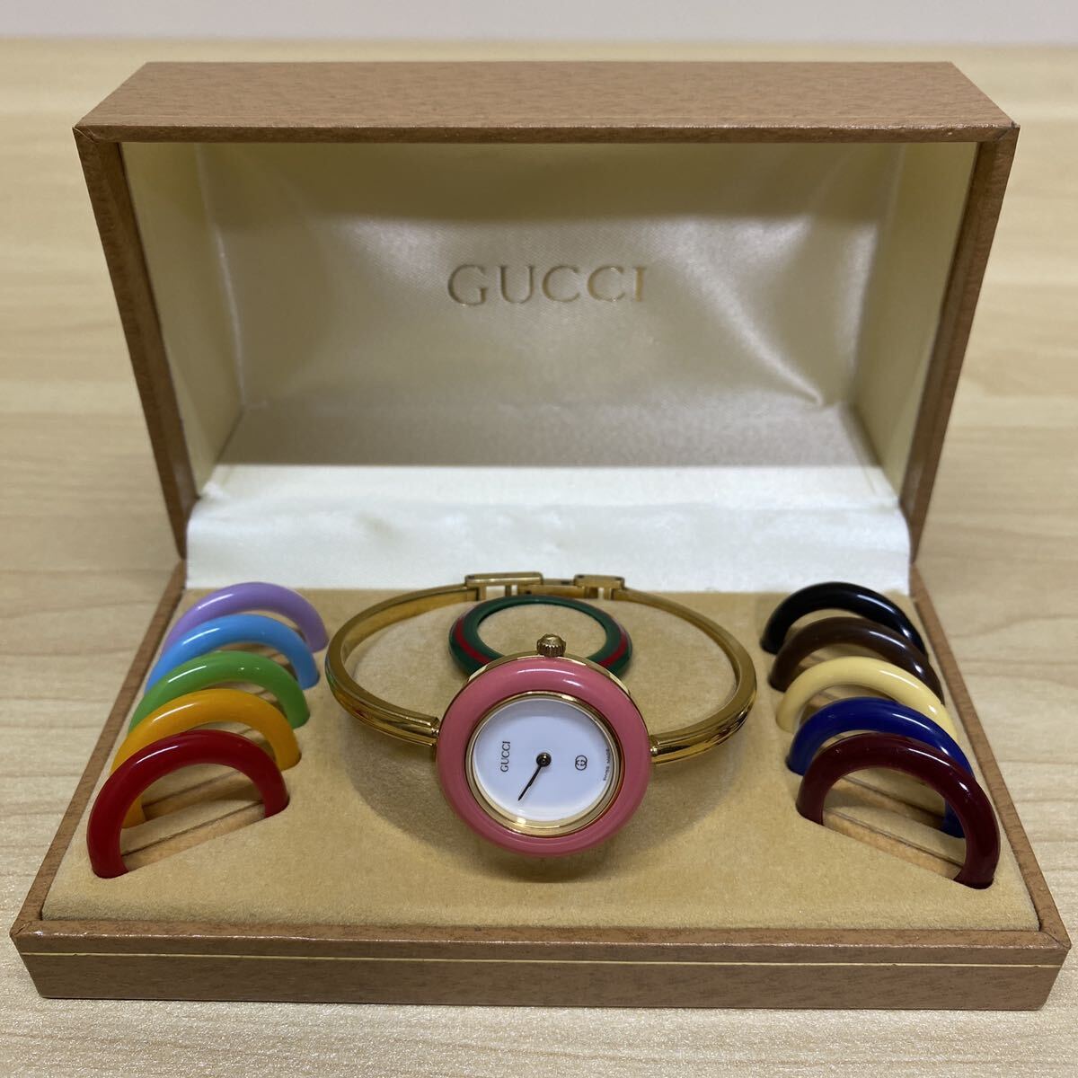 【美品】GUCCI グッチ 腕時計 チェンジベゼル バングルウォッチ ゴールド　箱付き　クォーツ _画像1