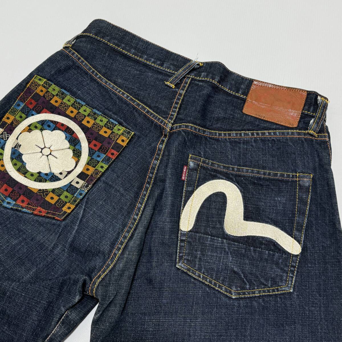 良品 EVISU エヴィス 2001 家紋 刺繍 ボタンフライ セルビッチ ジーンズ デニム 32 メンズ 赤耳 YAMANE 24-0409の画像3