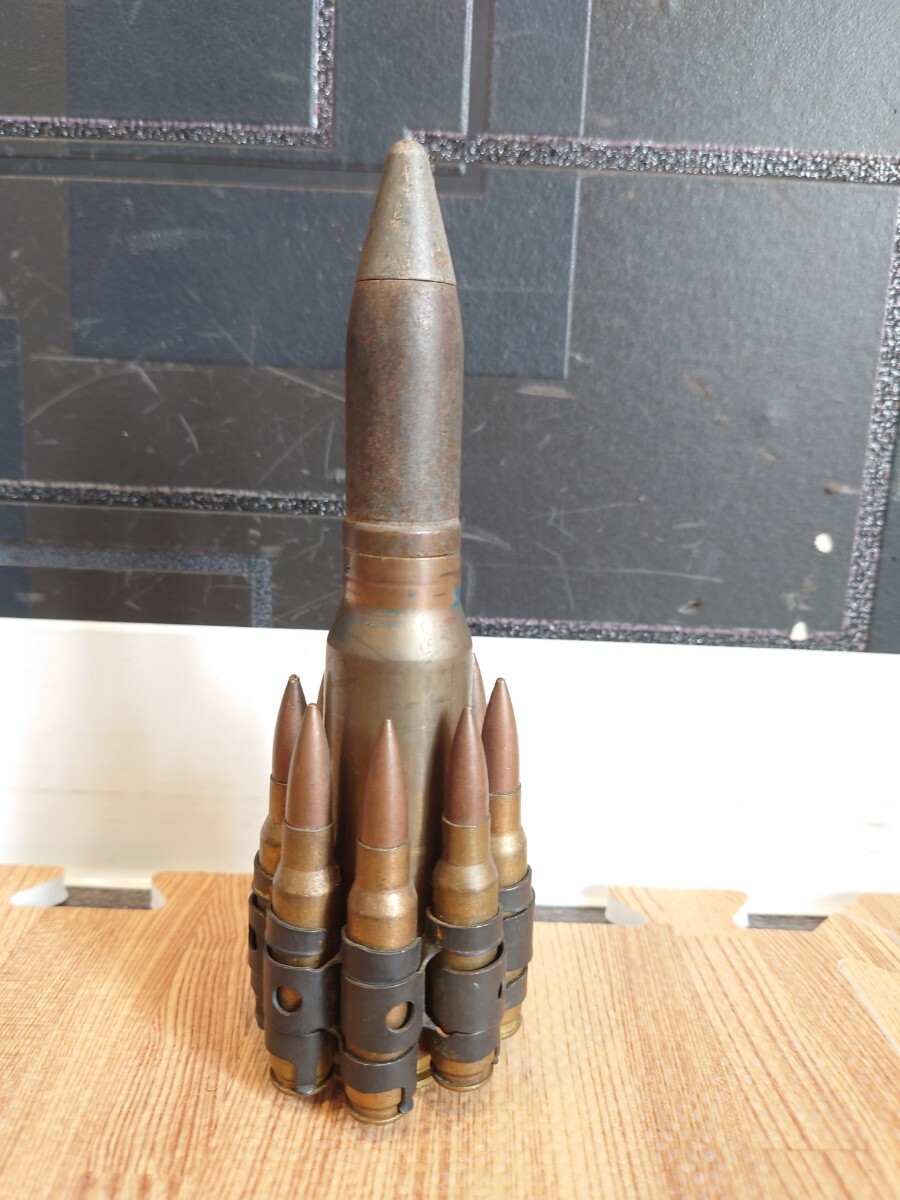 sr1234 122 沖縄土産 偽装弾 20mm 7.62x51 弾 ミリタリー 実物 ベルトリンク 9発 置物 現状品 中古の画像2