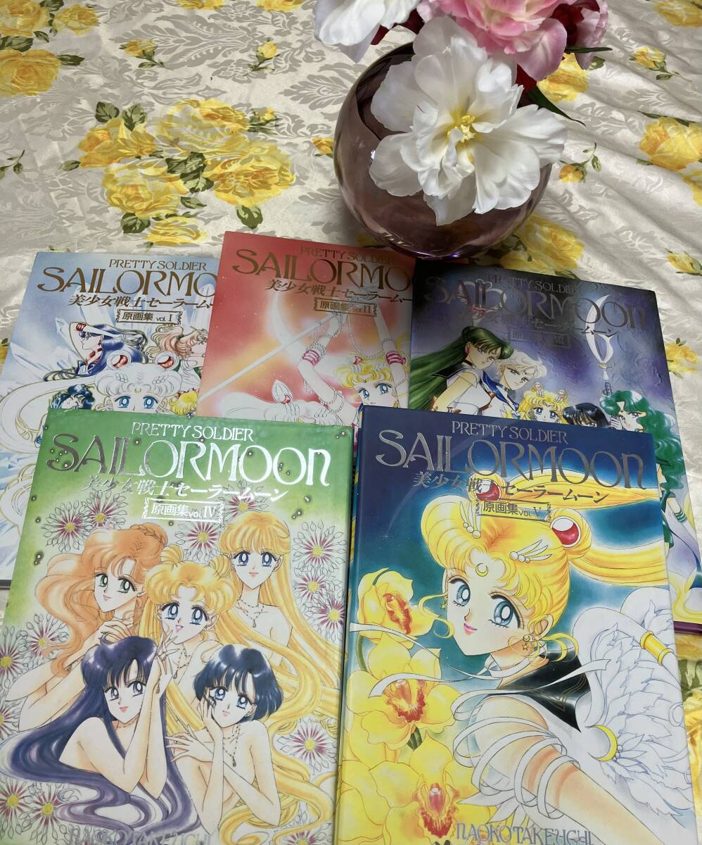  Sailor Moon сборник оригинальных рисунков . внутри прямой .