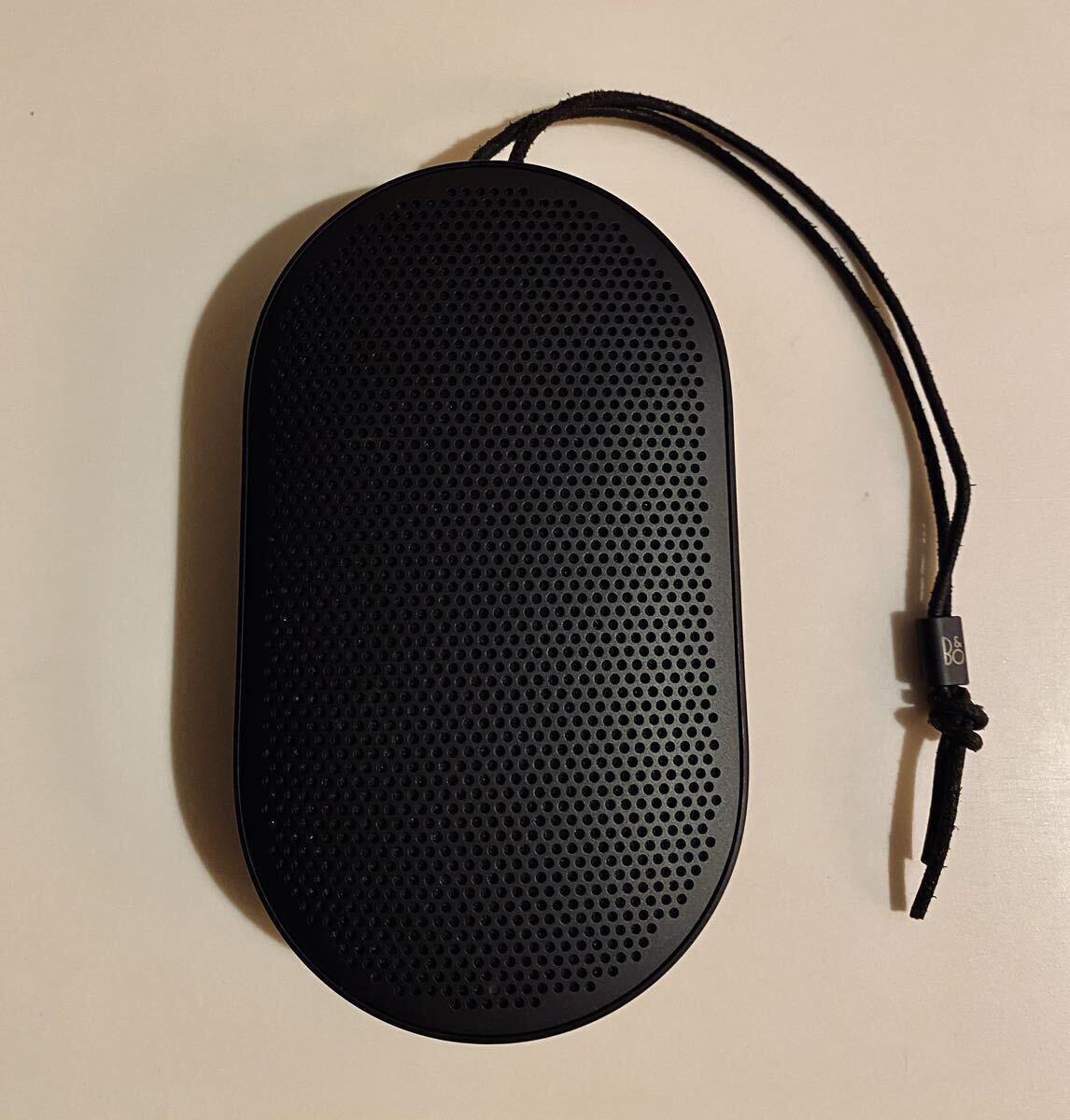 希少色 美品 送料込 Bang & Olufsen ワイヤレスポータブルスピーカー BeoPlay P2 通話対応/小型/軽量 Bluetooth speaker ブラック黒の画像2