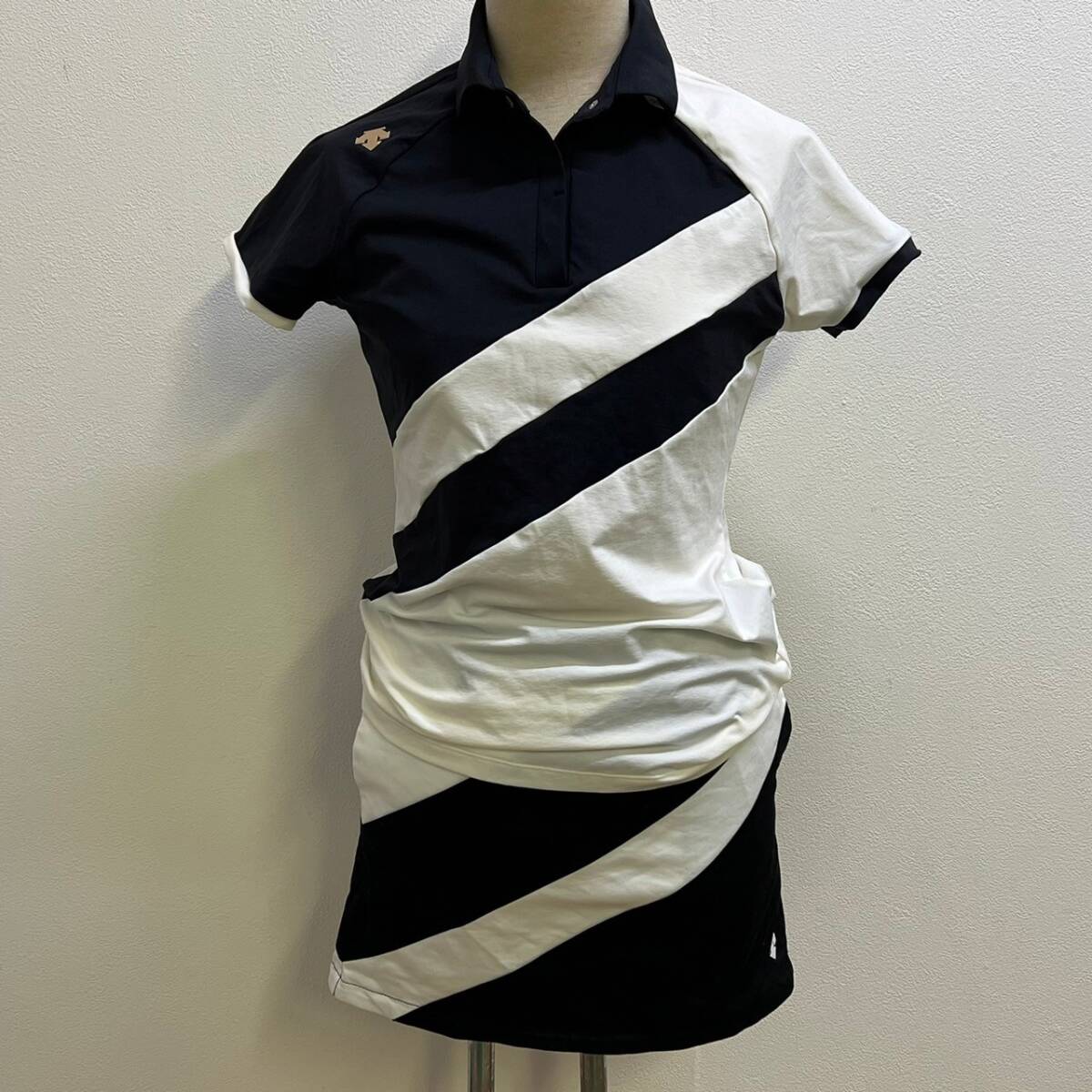 BCg238I DESCENTE デサント ゴルフウェア サイズS ブラック×ホワイト 半袖 レディース セットアップ DGWNJA03 BK00 JASPO DGW-TOP 服 洋服の画像1