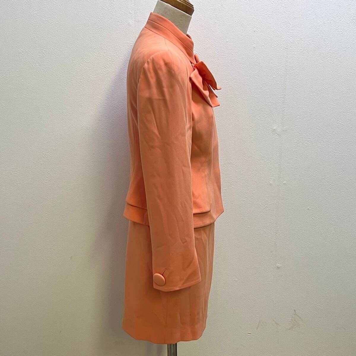 BCg051ハ 80 VELLA/ベラ 銀座マギー スカート スーツ サイズ38 オレンジ ピンク系 ジャケット セットアップ レディース 352-2313 服 洋服の画像3