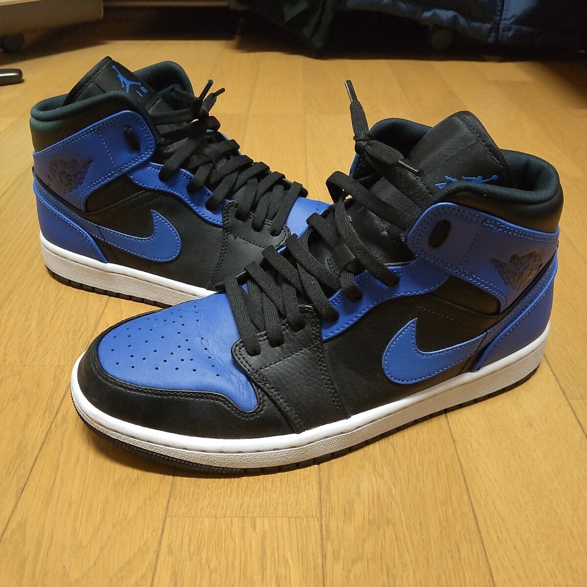 美品 NIKE AIR JORDAN1 MID BLACK/HYPER ROYAL-WHITE ナイキ エアジョーダン1 ミッド ブラック/ハイパーロイヤル 554724-077 27.5cmの画像1