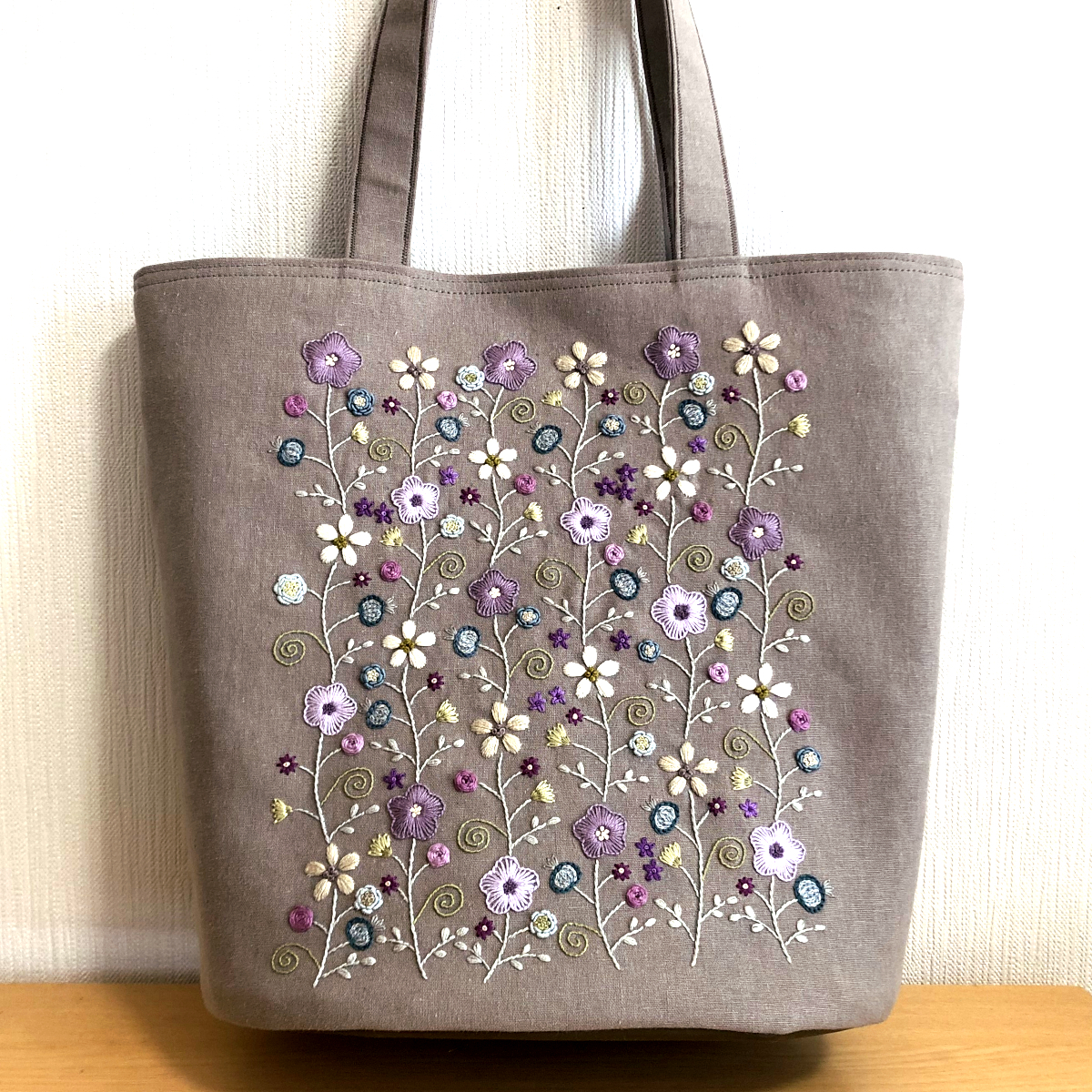 ＜送料込＞ハンドメイド＊グレージュ 綿麻キャンバス 楕円底バケツ型トート（小花の手刺繍・ファスナーポケット・合皮底）の画像1