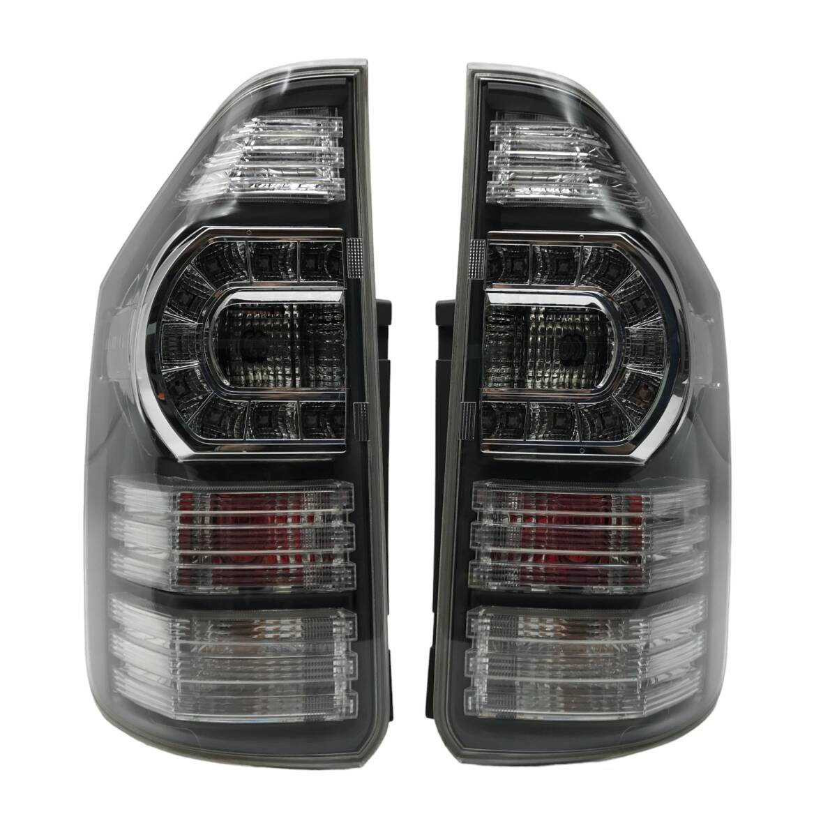 ノア ZRR80W【テールランプ/ライト右(R)】81551-28550 H26 ノア ZRR80W【テールランプ/ライト右(R)】81551-28550 H26