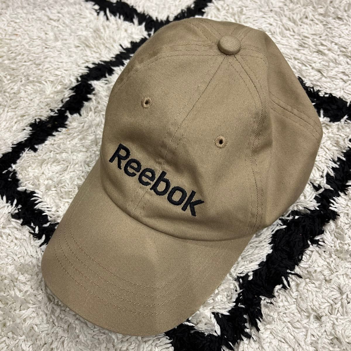 リーボック　Reebok  キャップ　CAP  ベージュ　ブラックロゴ